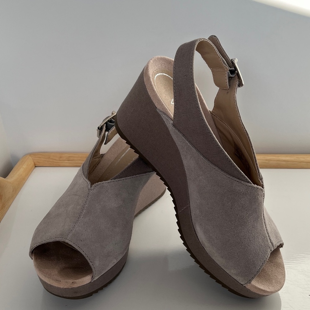 Vionic Trixie Suede Wedge Sandals Slingback Peep Toe Taupe Size 6.5 Wide Comfort